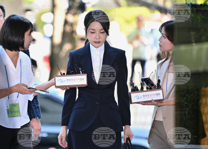 Бившата първа дама на Южна Корея Ким Кьон-хи пристига в съда в Сеул.