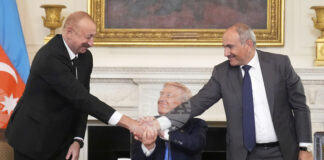 Ръкостискане между президента на САЩ Доналд Тръмп, азербайджанския лидер Илхам Алиев (вляво) и арменския премиер Никол Пашинян, 8 август 2025 г.