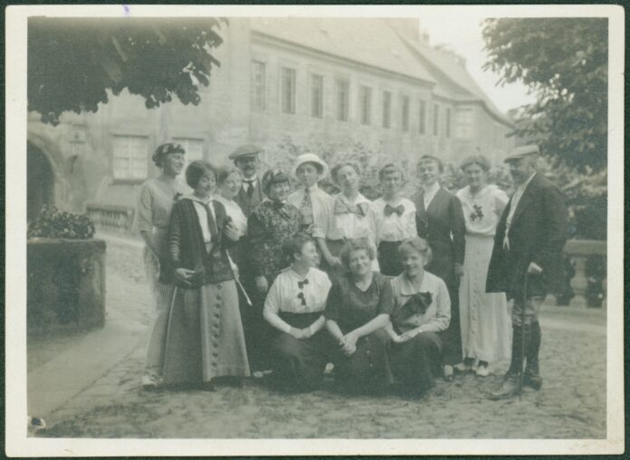 Бистра Винарова (втората отляво) по време на учебна практика в замъка Везенщайн със състуденти и проф. Фердинанд Дорш (крайният вдясно). Везенщайн, Саксония. 1915 г. ЦДА, ф. 77К, оп. 5, а.е. 207, л. 13