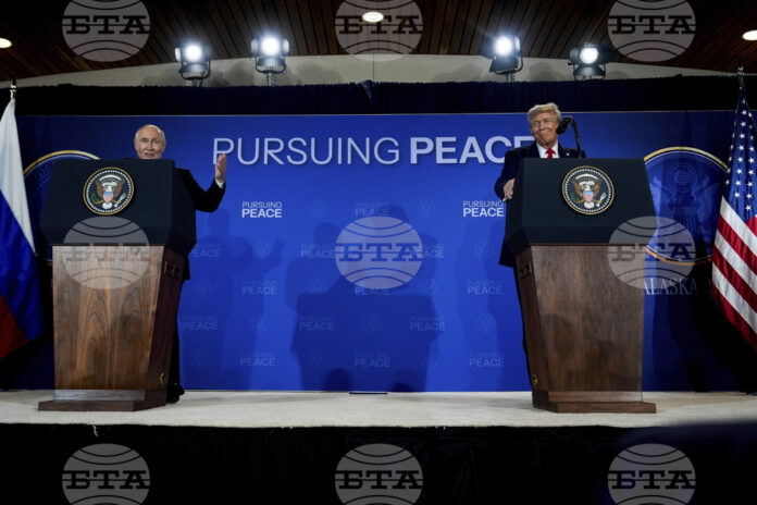 Президентите на САЩ и Русия, Доналд Тръмп и Владимир Путин, говорят на съвместна пресконференция след срещата си в Аляска, 15 август 2025 г.