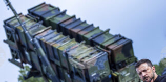 Президентът на Украйна Володимир Зеленски стои пред батарея "Пейтриът" по време на посещение във военна база в Западна Померания, Германия, през юни 2024 г. Снимка: БТА