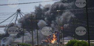 Гъст облак черен дим се издига над суданския град Порт Судан