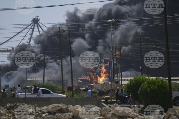 Гъст облак черен дим се издига над суданския град Порт Судан