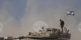 Израелски войник на танк близо до границата с ивицата Газа