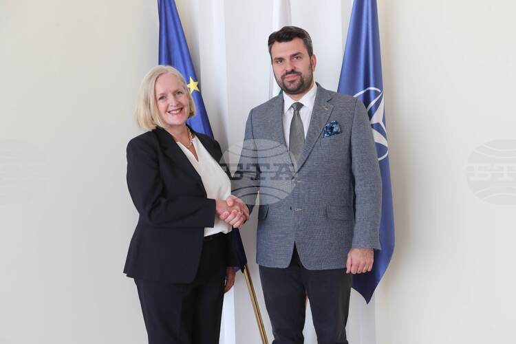 СподелиМинистърът на външните работи Георг Георгиев проведе прощална среща с