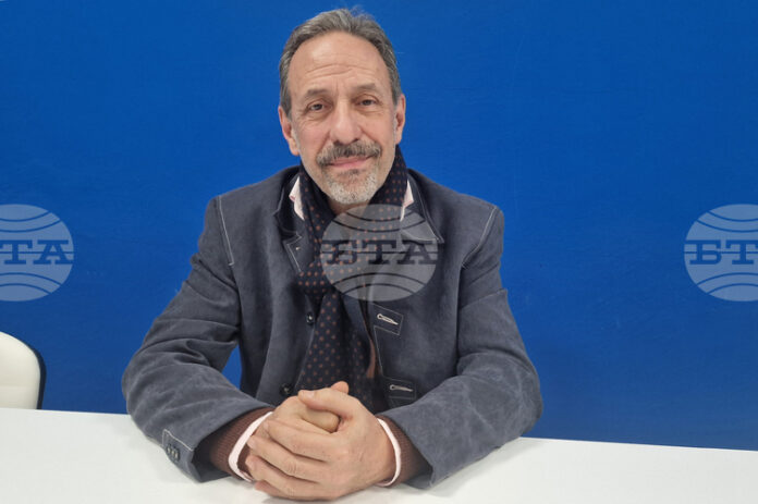 Актьорът Робин Кафалиев ще се включи в програмата на „Лято Арт“ тази вечер в Шумен