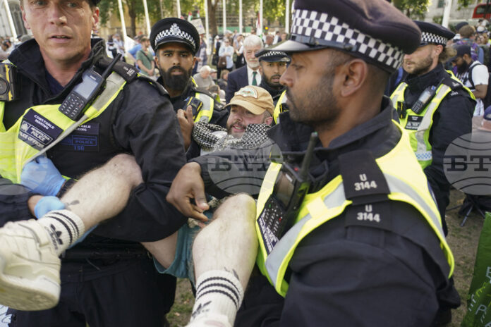 АКТУАЛИЗИРАНА
                                                                                                Лондонска полиция съобщи, че е арестувала 365 души, подкрепящи по време на протест движението „Действие за Палестина“