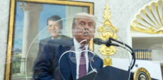 АНАЛИЗ
                                                                                                АФП: Злато, кралско писмо, Нобел - как се печели благоразположението на Тръмп