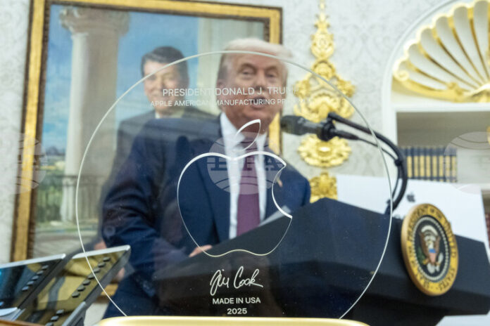 АНАЛИЗ
                                                                                                АФП: Злато, кралско писмо, Нобел - как се печели благоразположението на Тръмп