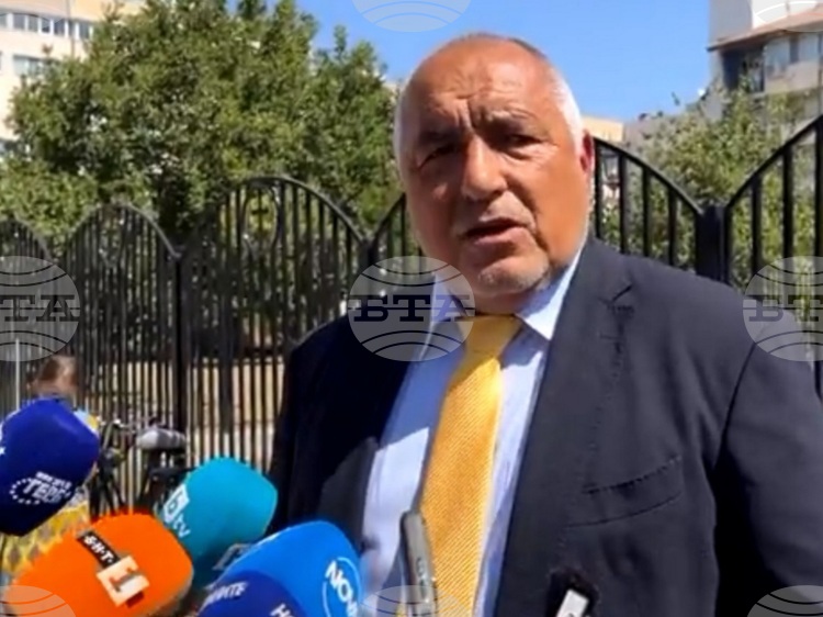 СподелиПредседателят на ГЕРБ Бойко Борисов коментира пред журналисти в Добрич