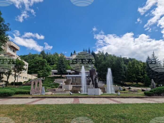 Арт фестивал "Празник на цветовете" ще се проведе за четвърта Арт фестивал "Празник на цветовете" ще се проведе за четвърта поредна година в Смолян