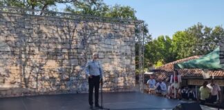 България ще я има, докато има хора като вас - с жилав корен, здрави традиции, съзидателен дух, каза президентът Румен Радев в разградското село Побит камък