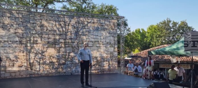 България ще я има, докато има хора като вас - с жилав корен, здрави традиции, съзидателен дух, каза президентът Румен Радев в разградското село Побит камък