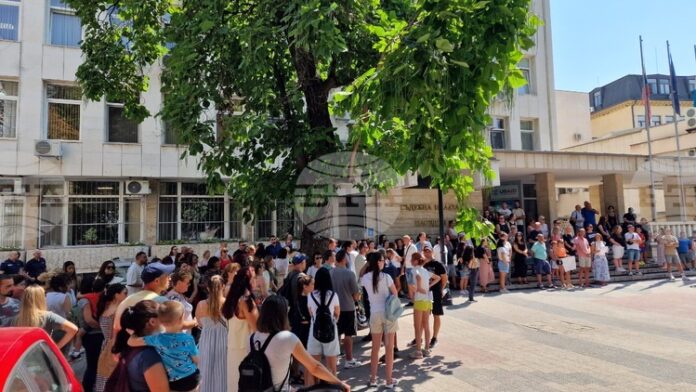 Близки и познати на блъснатото семейство от младеж с АТВ в Слънчев бряг протестираха в Пловдив с искане за справедлив процес