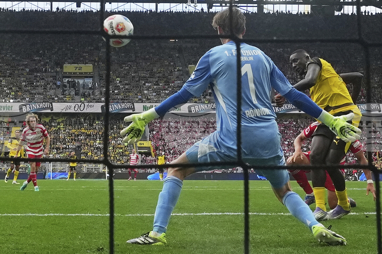 СподелиС два гола на Серу Гираси Борусия Дортмунд постигна успех