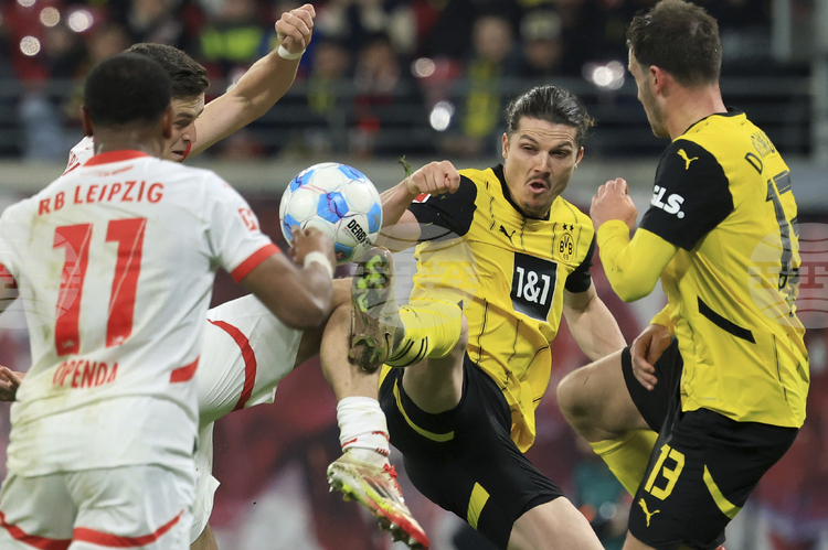 СподелиБорусия Дортмунд се движи напред към втория кръг на Купата