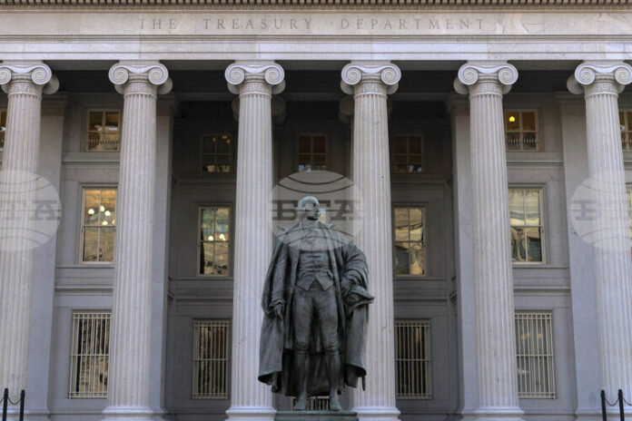 Бюджетният дефицит на САЩ расте с близо една пета през юли въпреки увеличението на приходите от мита