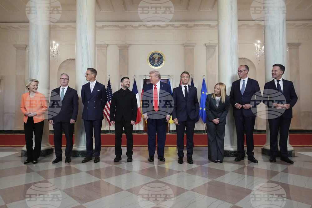 От ляво на дясто - Председателят на Европейската комисия Урсула фон дер Лайен, британският премиер Киър Стармър, президентът на Финландия Александер Стуб, украинският президент Володимир Зеленски, президентът на САЩ Доналд Тръмп, френският президент Еманюел Макрон, италианският премиер Джорджа Мелони, канцлерът на Германия Фридрих Мерц и генералният секретар на НАТО Марк Рюте стоят за групова снимка в голямото фоайе на Белия дом. 18 август 2025 г., във Вашингтон. Снимка: AP/БТА