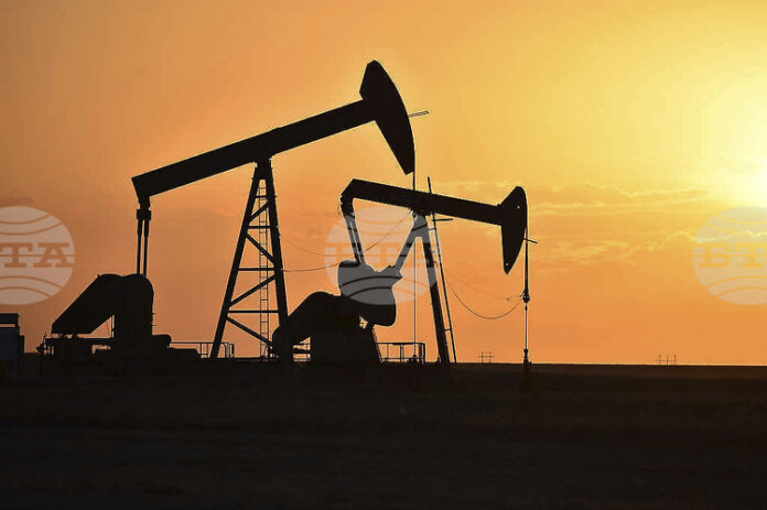 Цените на петрола леко се повишават на фона на опасения Цените на петрола леко се повишават на фона на опасения за доставките след украински атаки срещу енергийни обекти в Русия