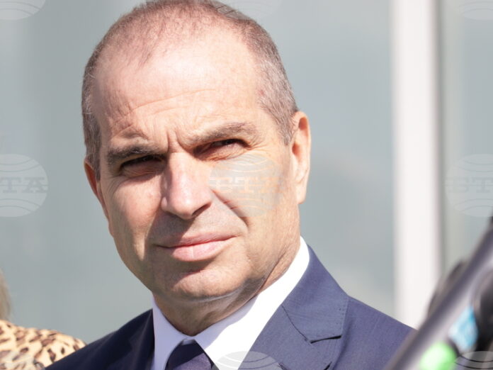 Денят на железничаря е празник на хората, които с усърдие Денят на железничаря е празник на хората, които с усърдие поддържат едно от най-важните звена в икономиката и обществото ни, заяви вицепремиерът Гроздан Караджов