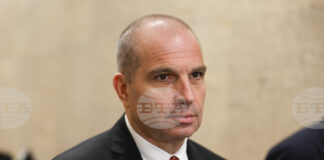 Десетократно да се вдигнат глобите за авиокомпании и наземни оператори за нередности при обслужване на пътници, предлага министър Гроздан Караджов