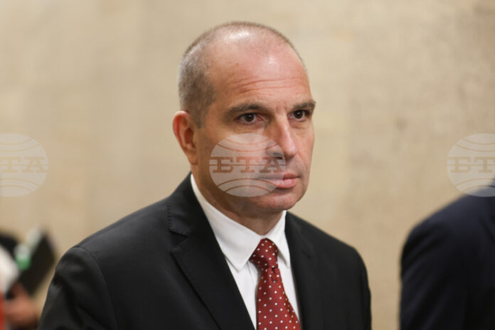 Десетократно да се вдигнат глобите за авиокомпании и наземни оператори за нередности при обслужване на пътници, предлага министър Гроздан Караджов