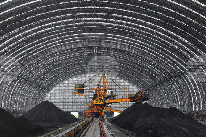 Добивът на въглища в Китай през юли намалява до най-ниско ниво от повече от година