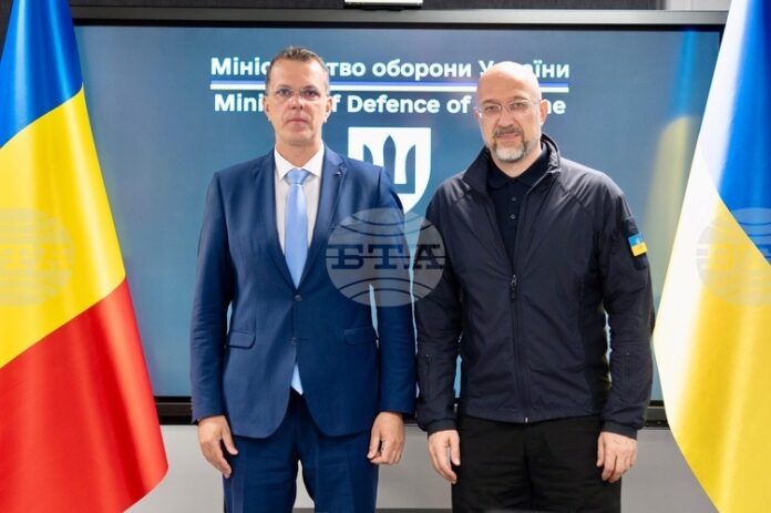 Доставки на оръжие и производство на дронове обсъдиха министрите на отбраната на Румъния и Украйна на среща в Киев
