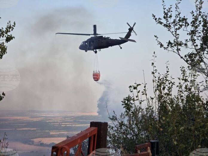Два самолета и един хеликоптер се използват за потушаването на пожара в община Сунгурларе
