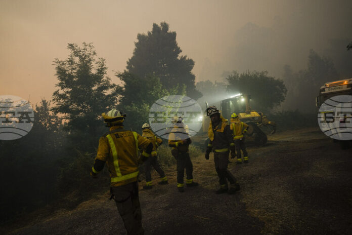 Един човек загина в горските пожари, бушуващи в Испания