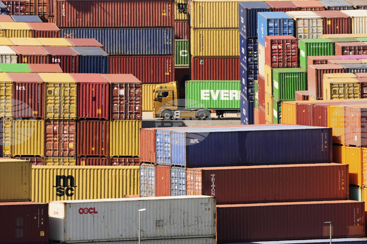 СподелиИкономически анализатори по света предвиждат че потребителските разходи ще останат