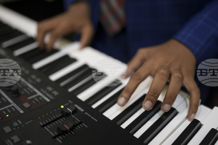 Германският музикант Константин Векер каза, че вече не може да свири на пиано заради заболяване