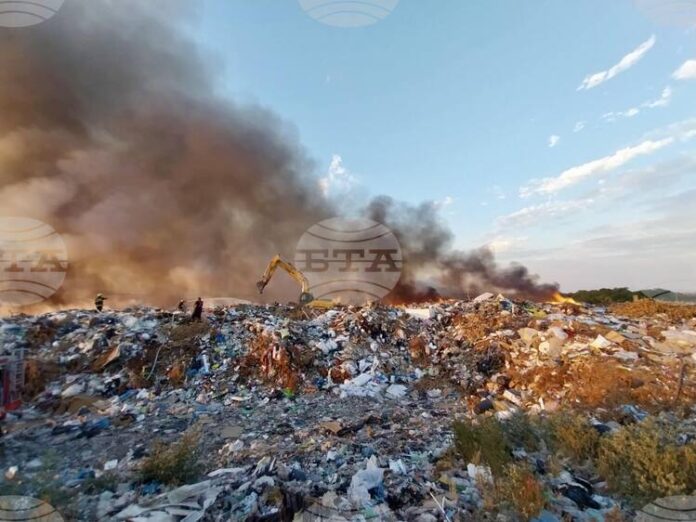 Голям пожар е бил овладян в Регионалното депо за твърди битови отпадъци край Силистра