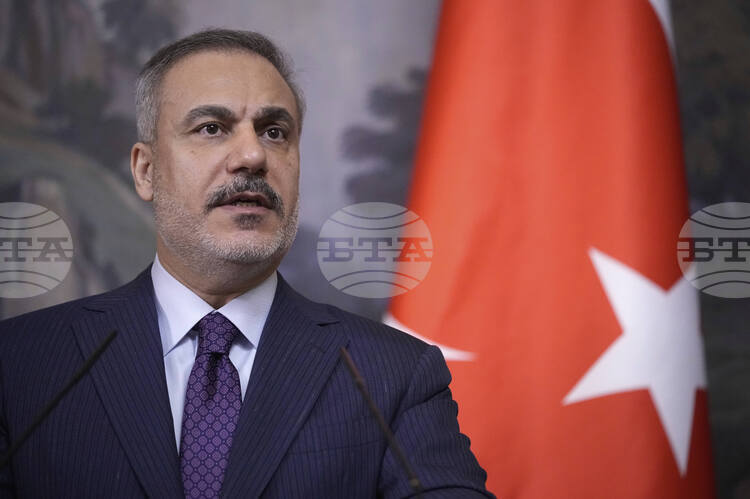 СподелиТурският министър на външните работи Хакан Фидан осъществи редица телефонни