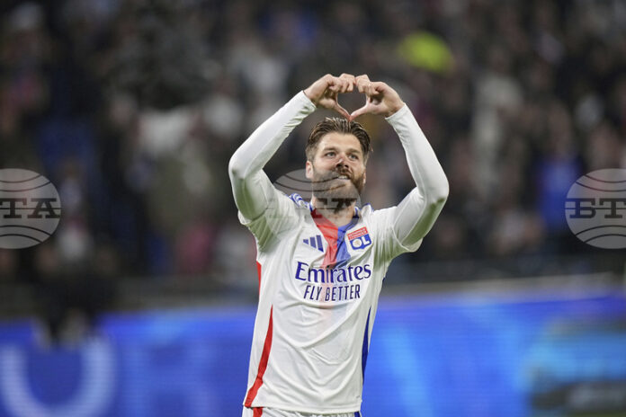 Хърватският защитник Дуйе Чалета-Цар ще подпише за един сезон с Реал Сосиедад