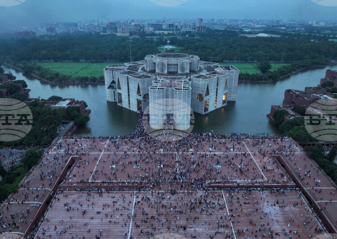 Хиляди граждани на Бангладеш отбелязват първата годишнина от отстраняването на министър-председателката Шейх Хасина Вазед