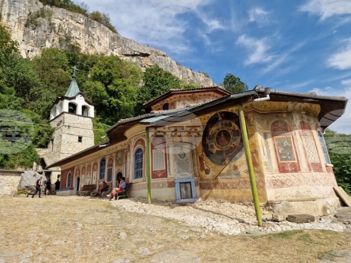 Хора от цяла България и от чужбина посетиха Преображенския манастир край Велико Търново за храмовия му празник