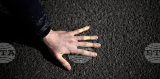 Художникът Йонас Грислер оцветява асфалта като средство срещу жегата във Виена