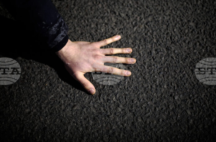 Художникът Йонас Грислер оцветява асфалта като средство срещу жегата във Виена