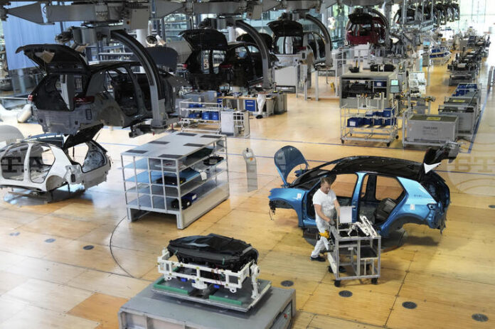 Икономиката на Германия се е свила повече от прогнозираното през второто тримесечие, съобщи "Дестатис"