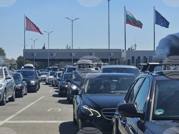 Интензивен е трафикът на леки автомобили на граничните пунктове „Капитан Андреево“ и „Калотина“