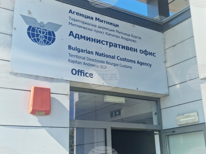 Интензивен е трафикът на вход за леки автомобили на ГКПП ''Кап.Андреево'' на границата с Турция, съобщават от „Гранична полиция“