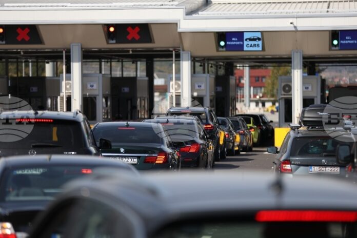 Интензивен е трафикът за леки автомобили на ГКПП „Калотина“ на вход и изход