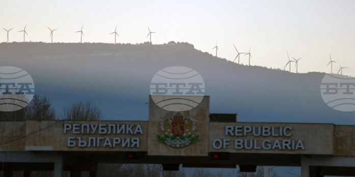 Интензивно е движението на граничните пунктове „Капитан Андреево“ за товарни автомобили и на „Калотина“ за леки