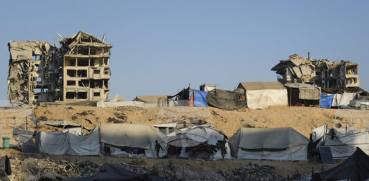 Израел подлага предградията на град Газа на масирани удари и се закани да продължи офанзивата си