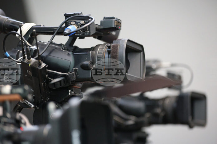 Израелски активисти нахлуха в предаване на живо, за да протестират срещу разширяването на войната в Газа