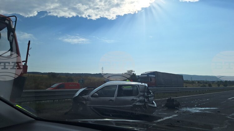 СподелиНа автомагистрала Тракия между 25 и и 26 и км в посока