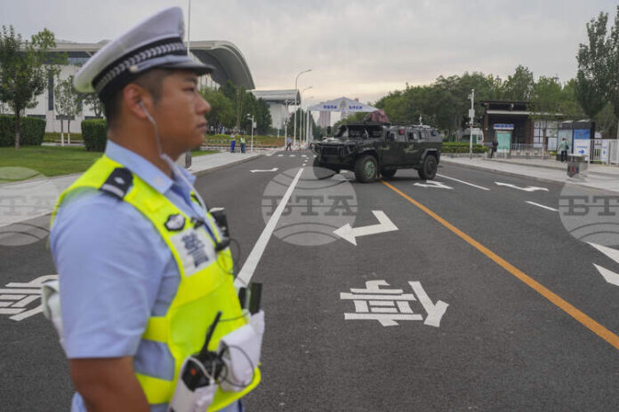 Китайският президент започна да посреща чуждестранните лидери, пристигащи за срещата на върха на ШОС