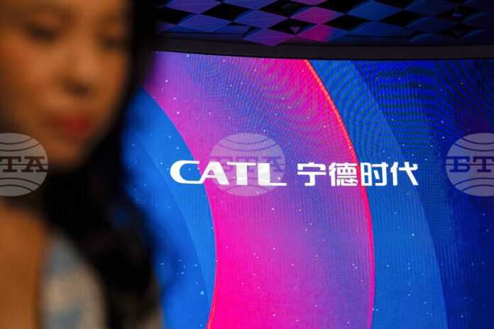 Китайският производител на батерии за електромобили Си Ей Ти Ел временно спира да добива литии от местна мина, осигуряваща 3 на сто от глобалното производство