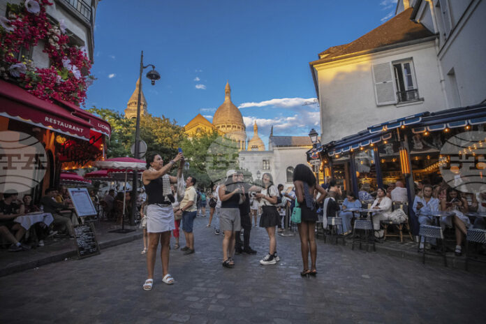 Кметството на Париж иска да ограничи автобусите с посетители и Кметството на Париж иска да ограничи автобусите с посетители и да регулира свръхтуризма във френската столица